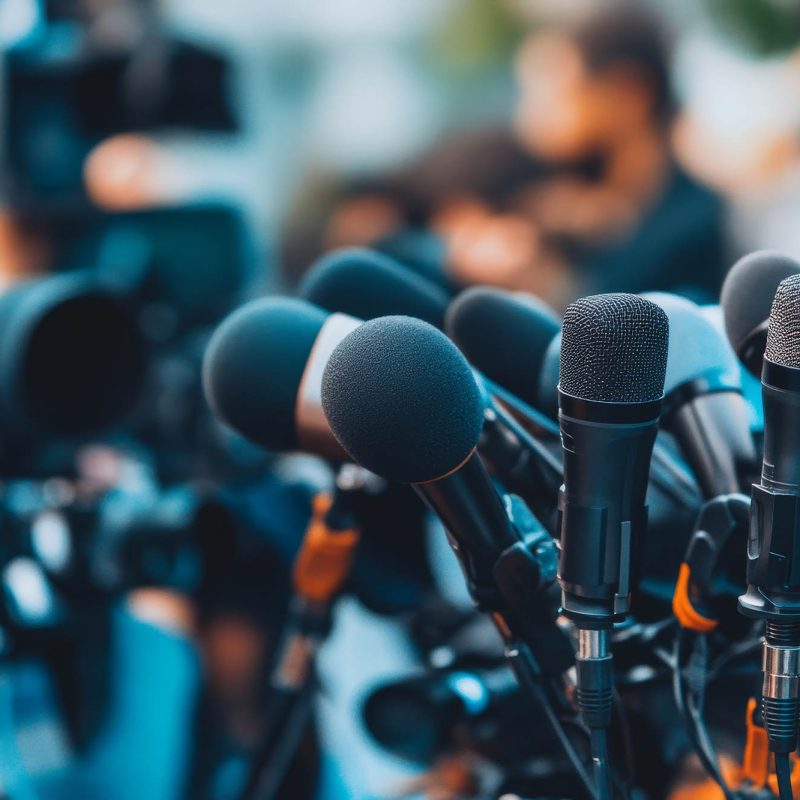 Mikrofoni, fotoaparati, novinari